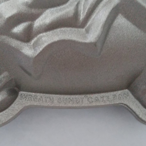 Nordic Ware Wreath Bundt Cake Pan - Picture 3 of 8